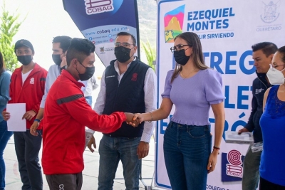 #Educación | Entregan tabletas electrónicas a estudiantes del COBAQ Ezequiel Montes