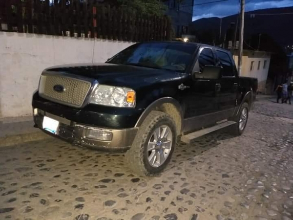 Aseguran camioneta robada en Jalpan