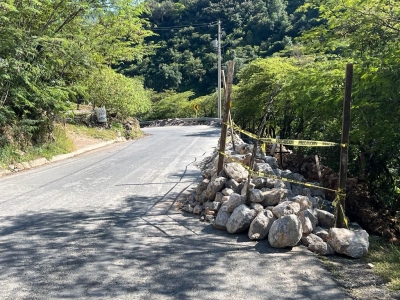 Muestran avance de la construcción del andador peatonal rumbo al panteón en Ahuacatlán